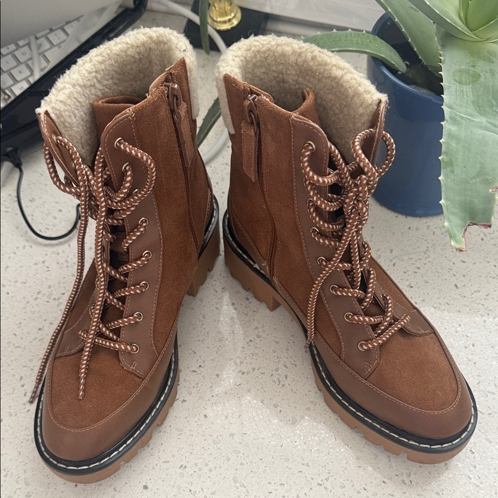 Violet & Red Brown Lace-Up Women's Boots